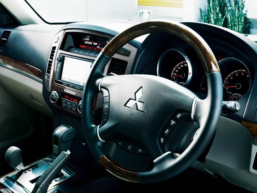  Mitsubishi Pajero 5-Door 2014 года  (JP) (фото 16 из 23)